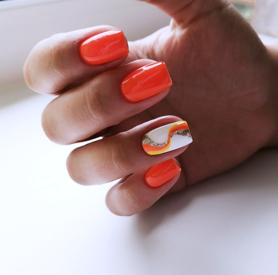 Оранжевый маникюр 2021