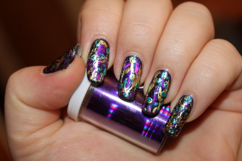 Красивый маникюр с фольгой