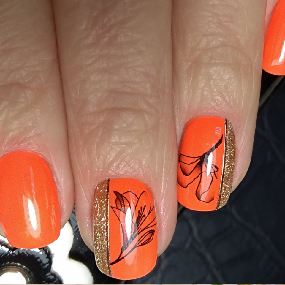 Оранжевый маникюр с веточкой