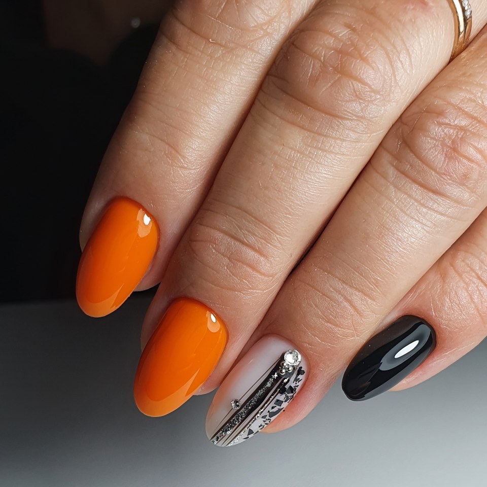 Оранжевый маникюр с блестками