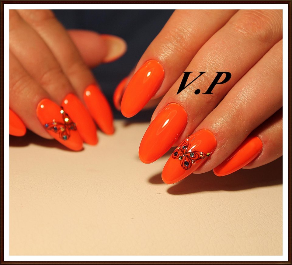 Дизайн ногтей новинки оранжевый с черным