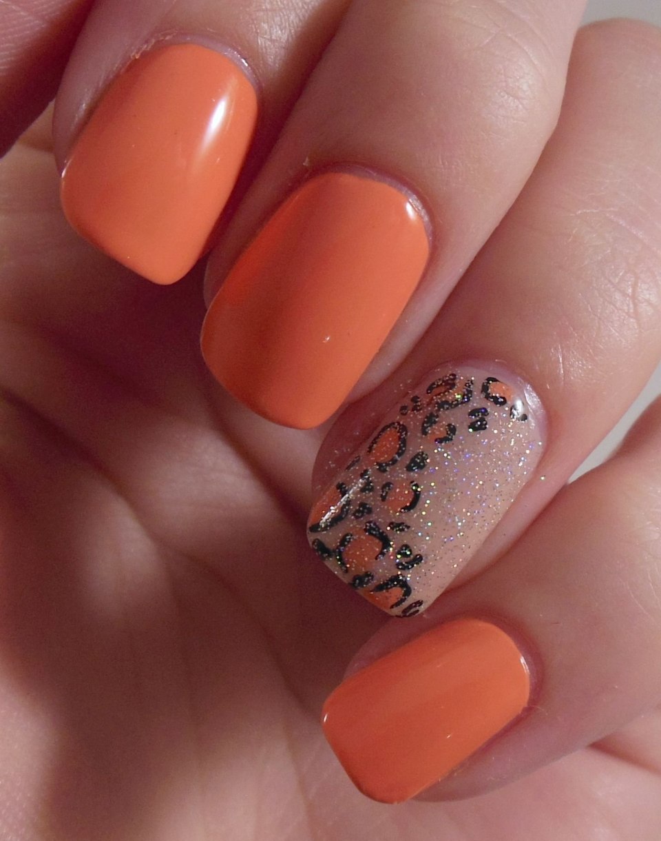 Персиковый маникюр