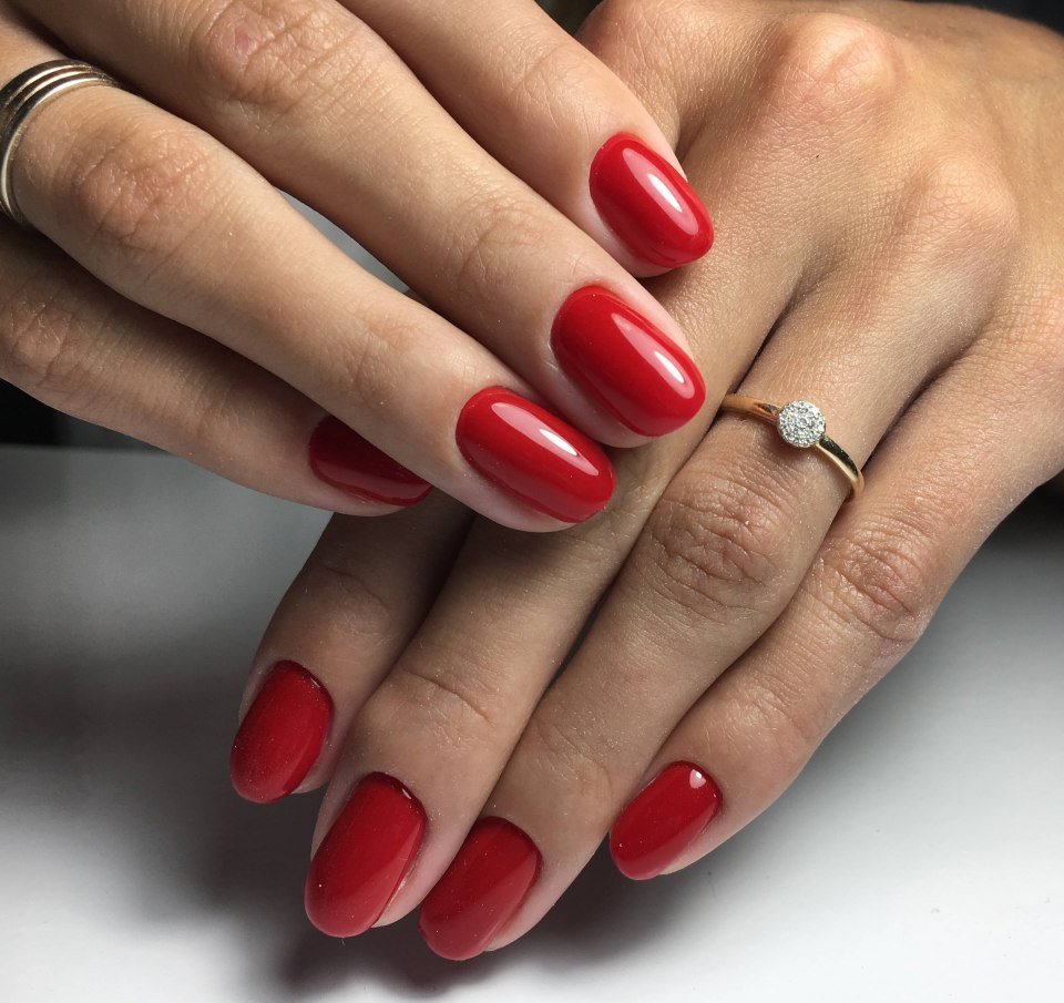 Классический красный маникюр