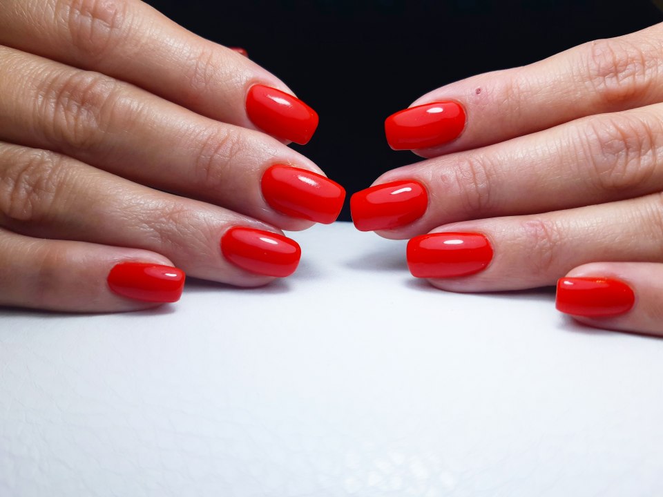 Маникюр белый, красный короткие ногти классический