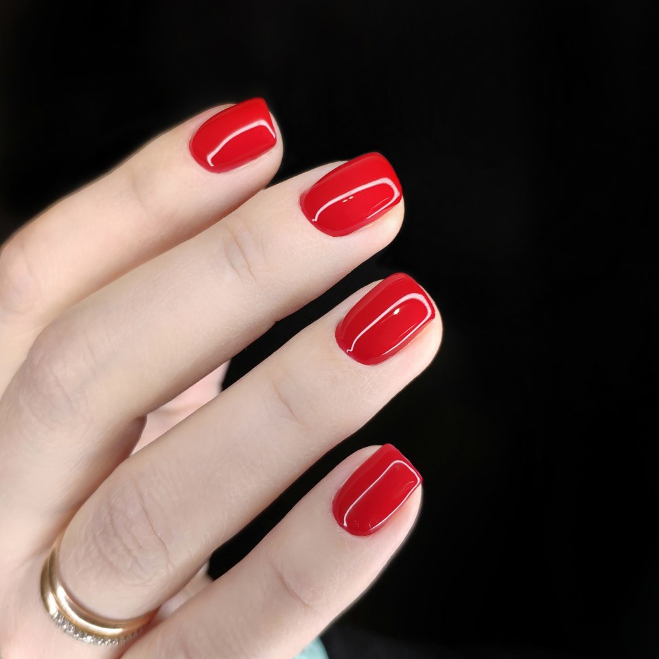 Классический красный маникюр