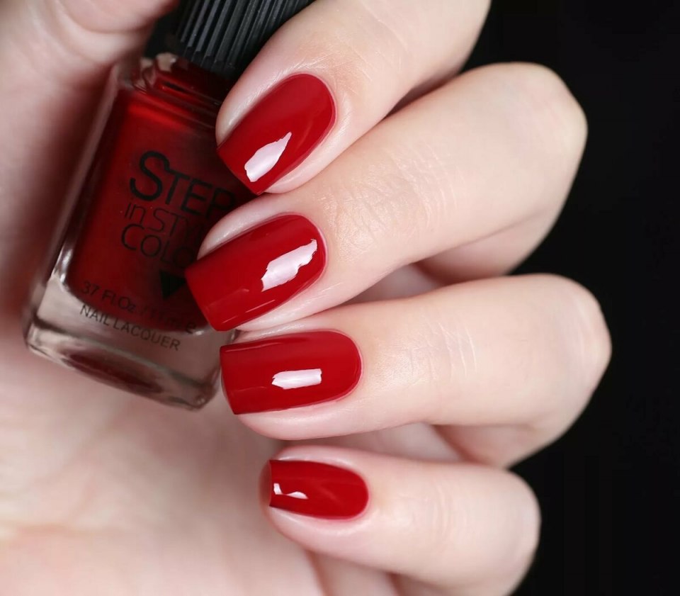 Классический красный маникюр