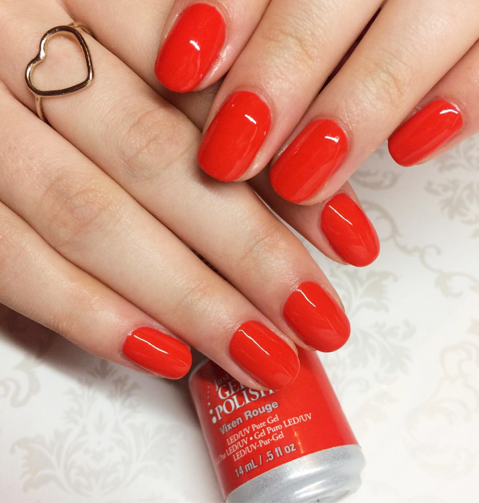 Красный маникюр однотонный