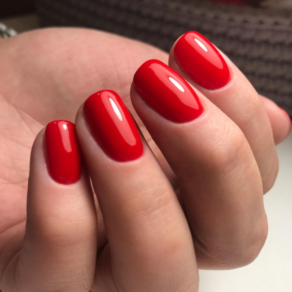 Красивый красный маникюр
