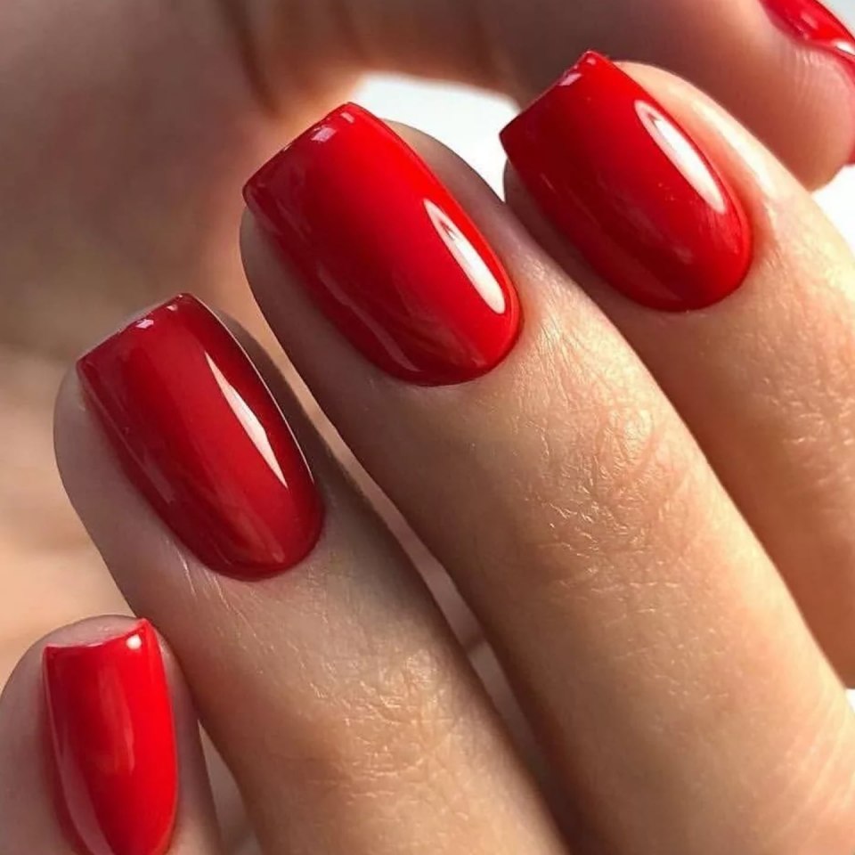 Красный маникюр