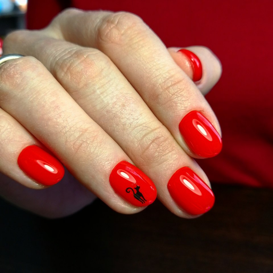 Маникюр на короткие ногти классический красный