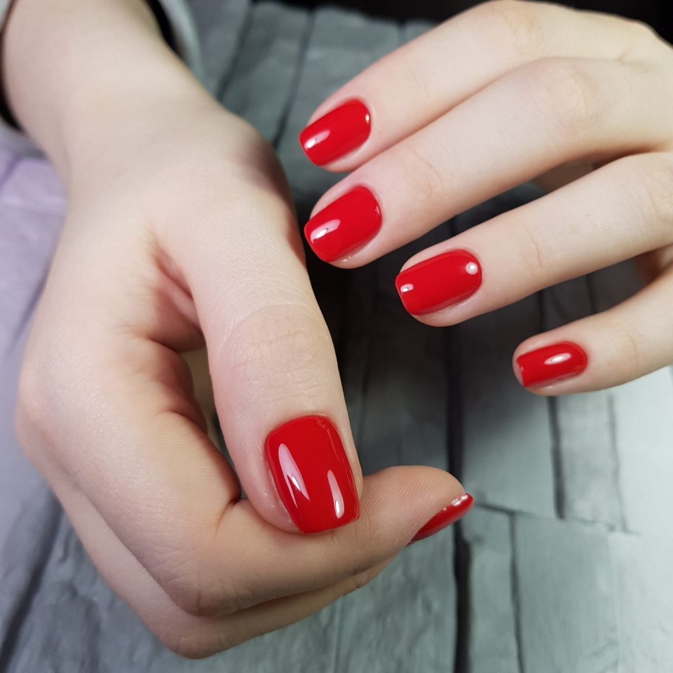 Очень короткие красные ногти
