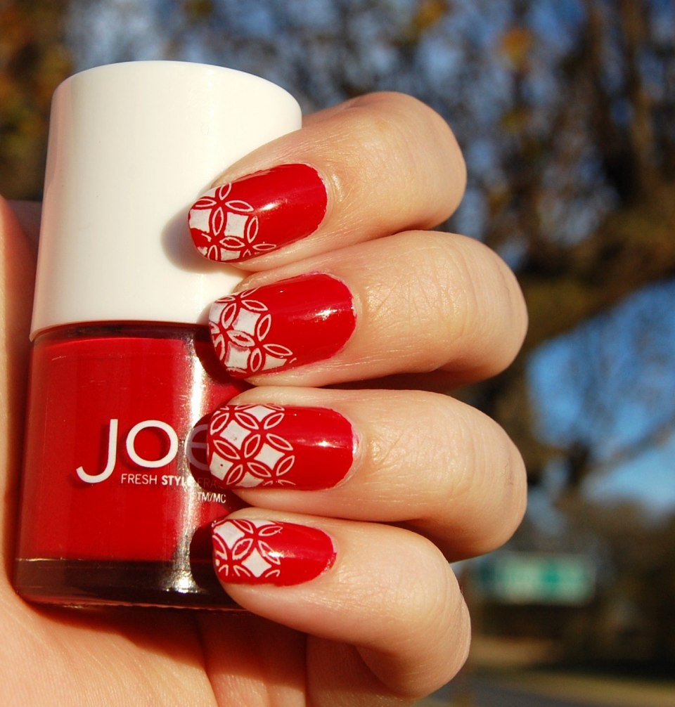 Ярко-красный маникюр