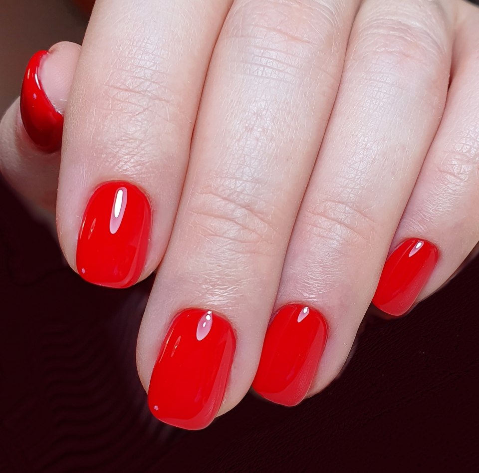 Классический красный маникюр