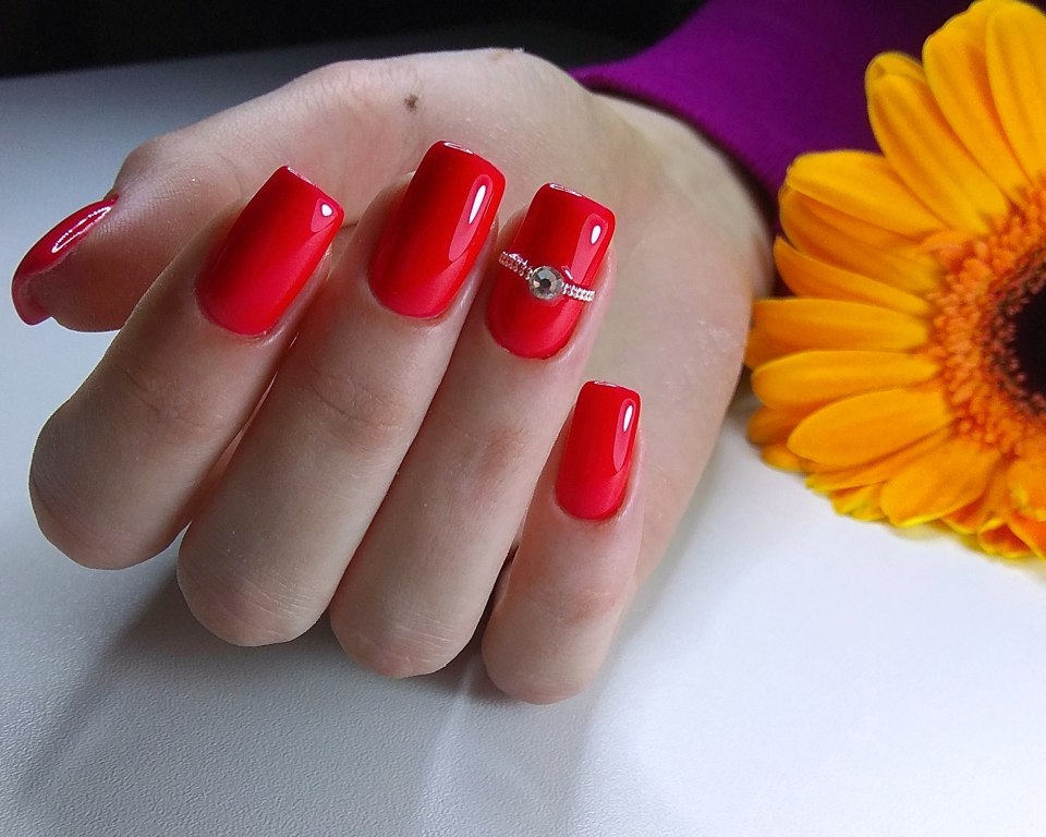 Красный маникюр однотонный