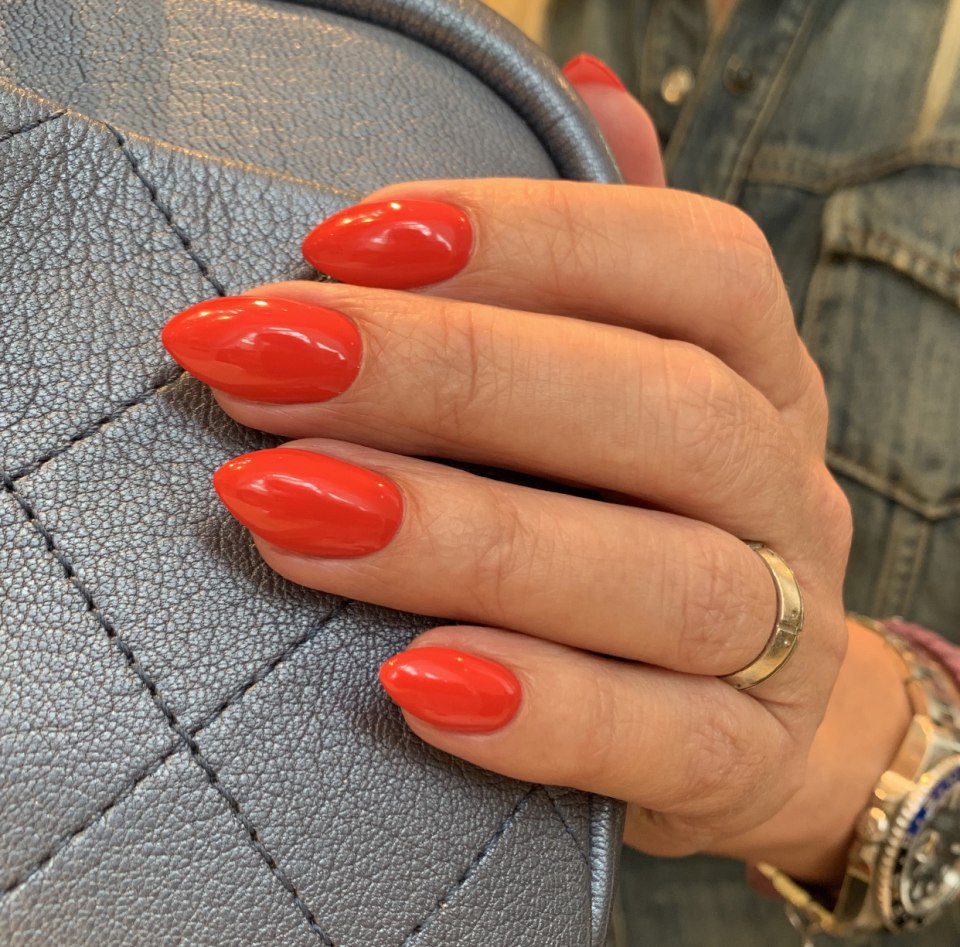 Красный маникюр на очень короткие ногти