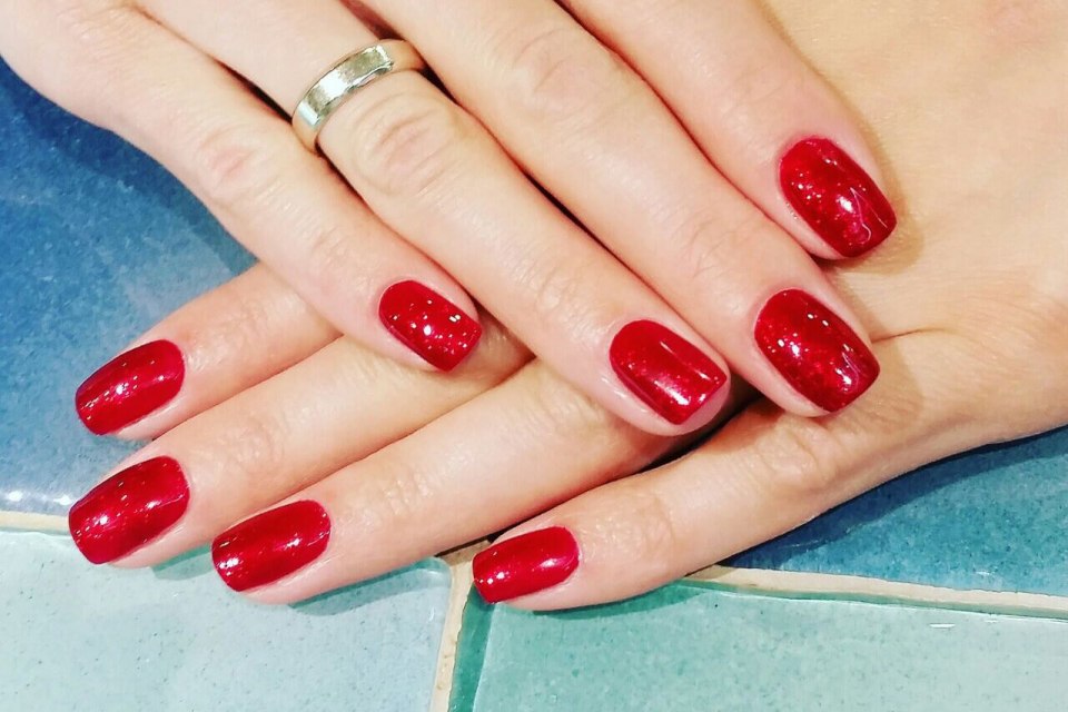 Классический красный маникюр