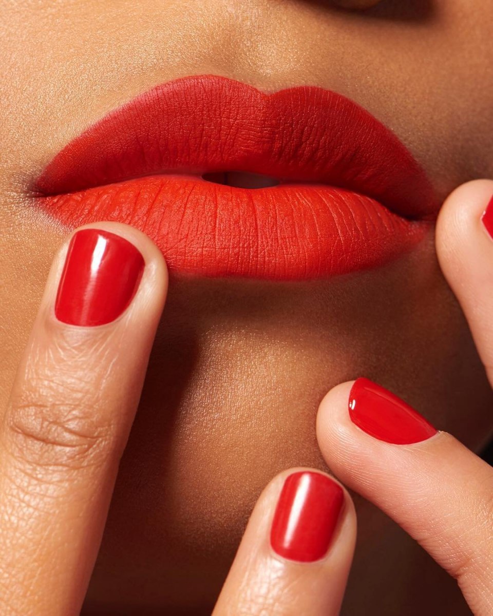 Красный маникюр на короткие ногти 2021 модные тенденции