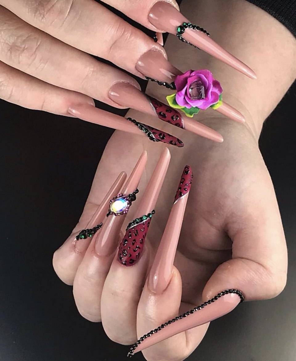 Виде лепестков на ногтях