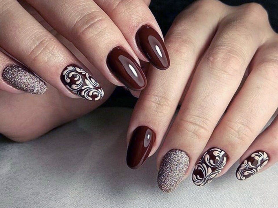 Двухцветный маникюр в коричневых тонах