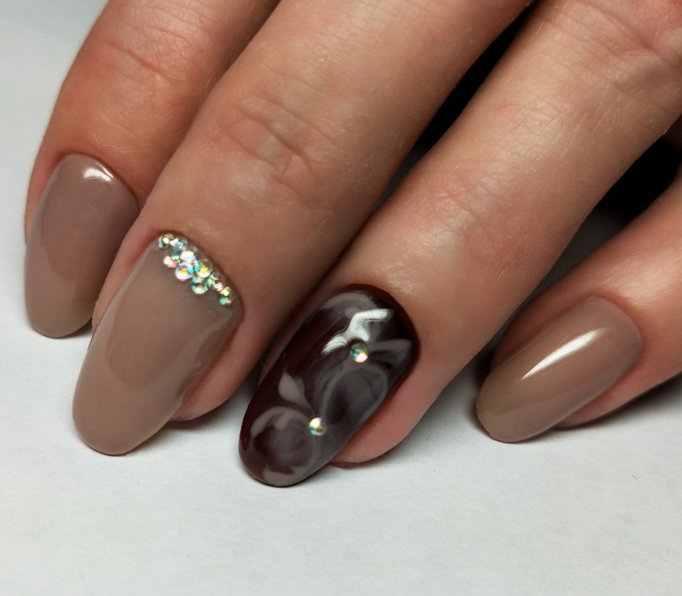 Коричневый маникюр