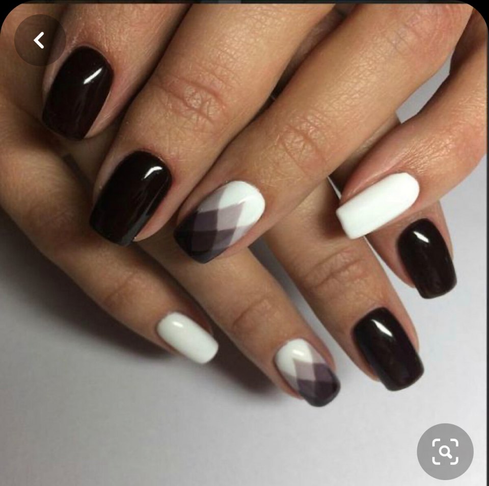 Маникюр коречневыйс белым