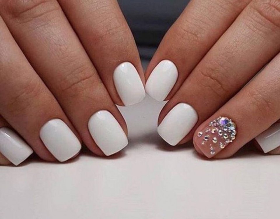 Маникюр всаетлых тонах