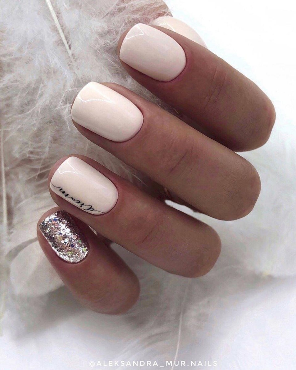 Белый маникюр на короткие ногти 2020 осень