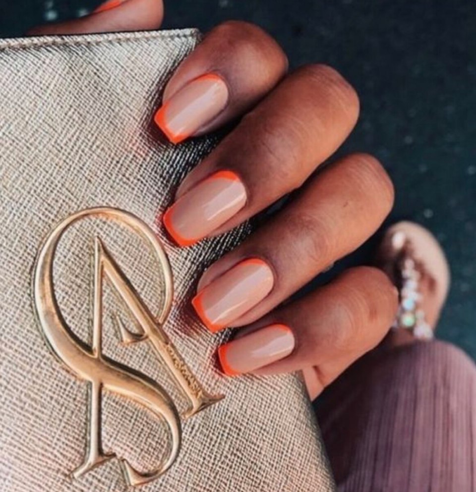 Телесный маникюр с ярким акцентом