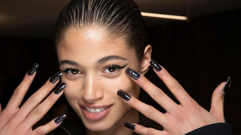 Модный маникюр темный 2021 последние тренды фото