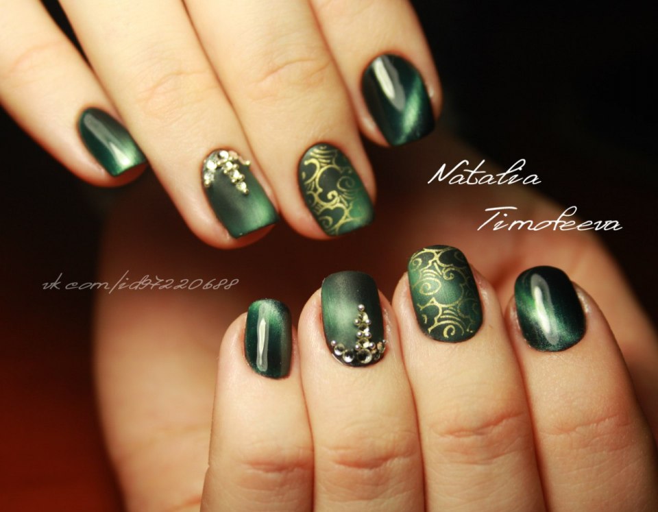 Ногти кошачий глаз со стемпингом