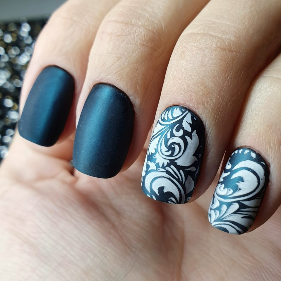 Синий маникюр с вензелями