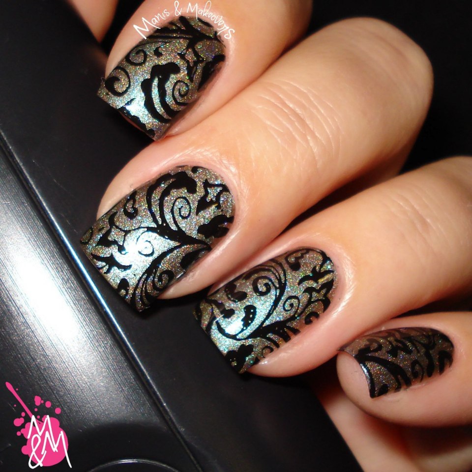 Маникюр красный кошачий глаз со стемпингом