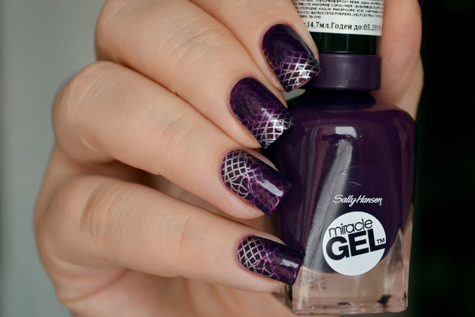 Темный маникюр со стемпингом