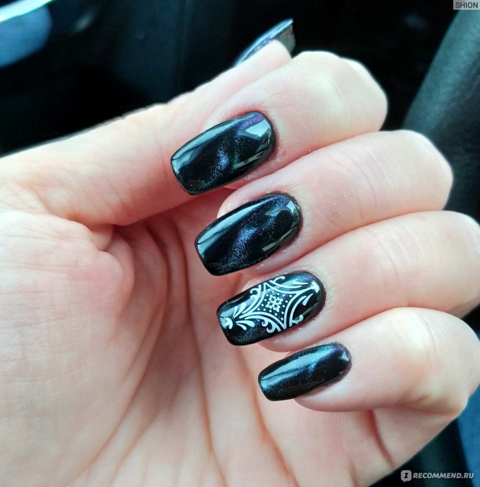 Маникюр черный с золотистыми блестками