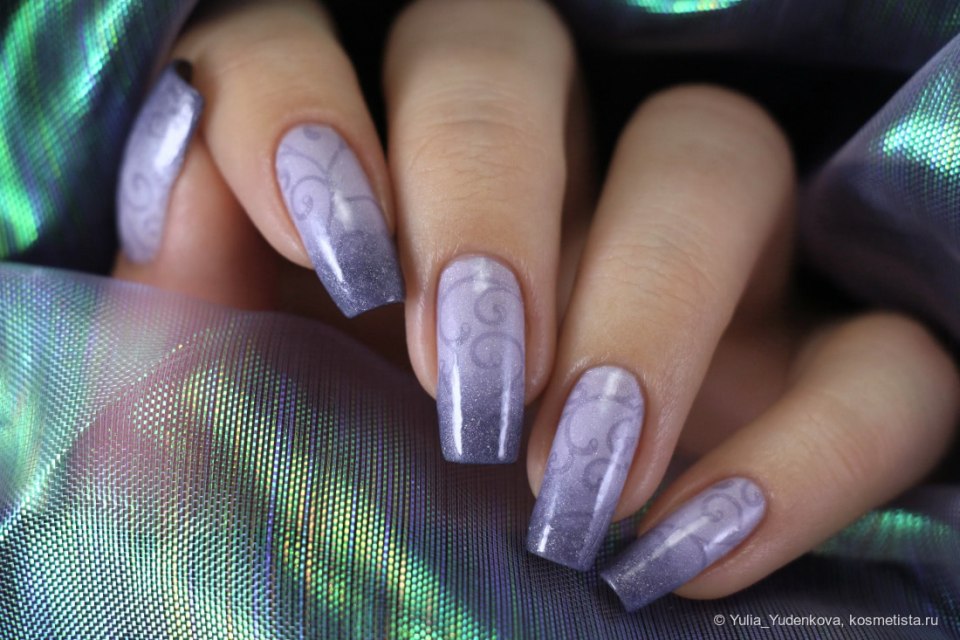 Ногти с голубым глиттером и втиркой