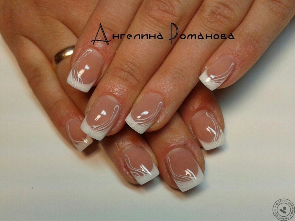 Френч наискосок на коротких ногтях