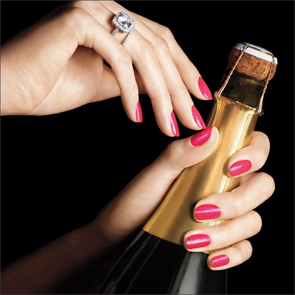 Шампанское на ногтях