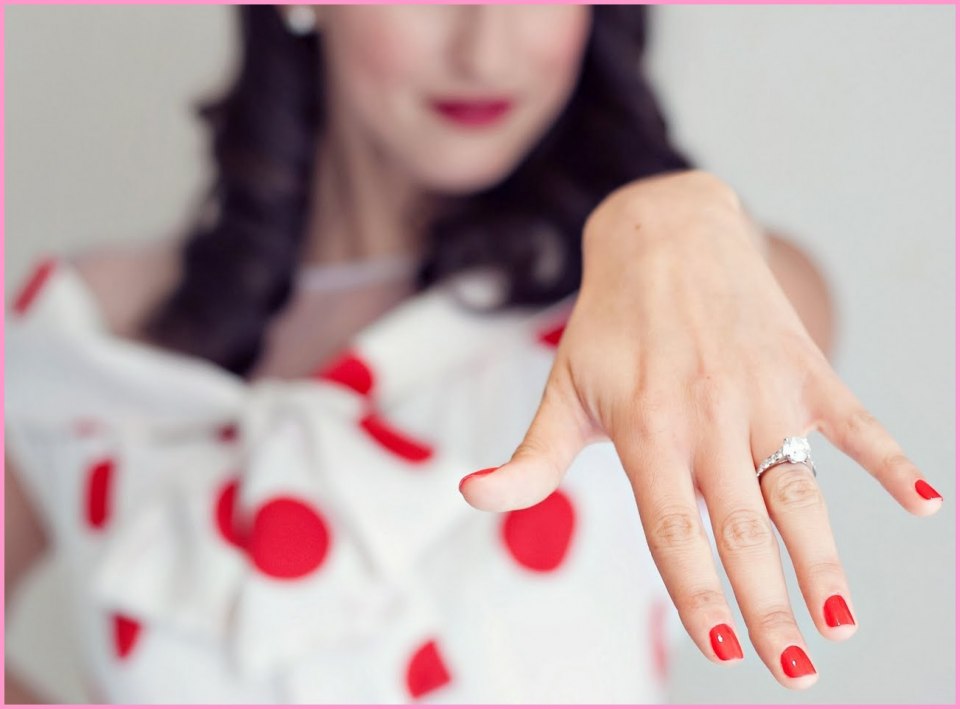 Девушка показывает маникюр