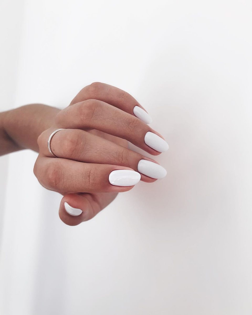 Девушки с белым маникюром