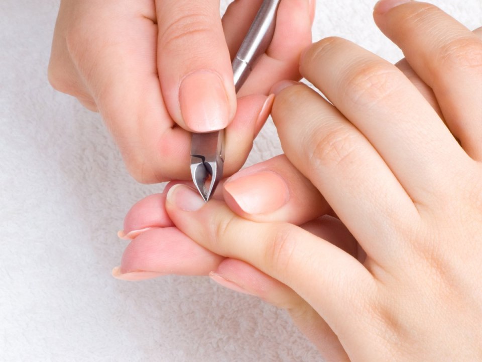 Обрезной маникюр ножницами