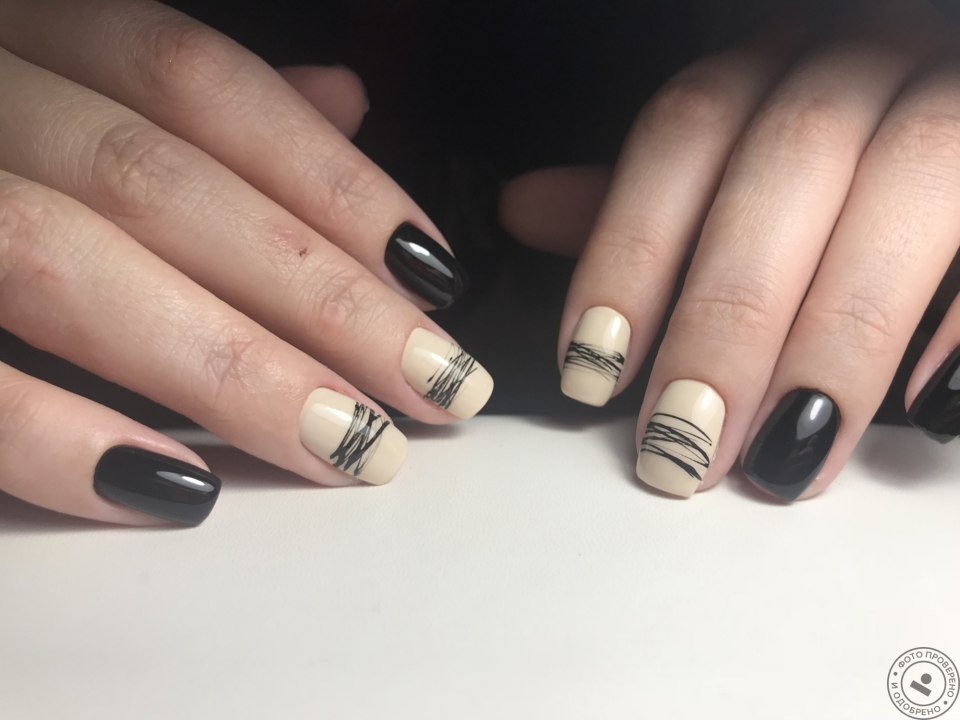 Черно бежевый маникюр с паутинкой