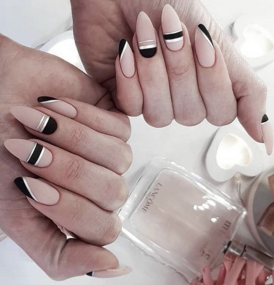 Бежевые ногти с полосками