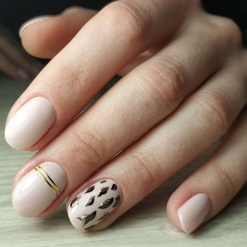 Бежевый маникюр с полосками