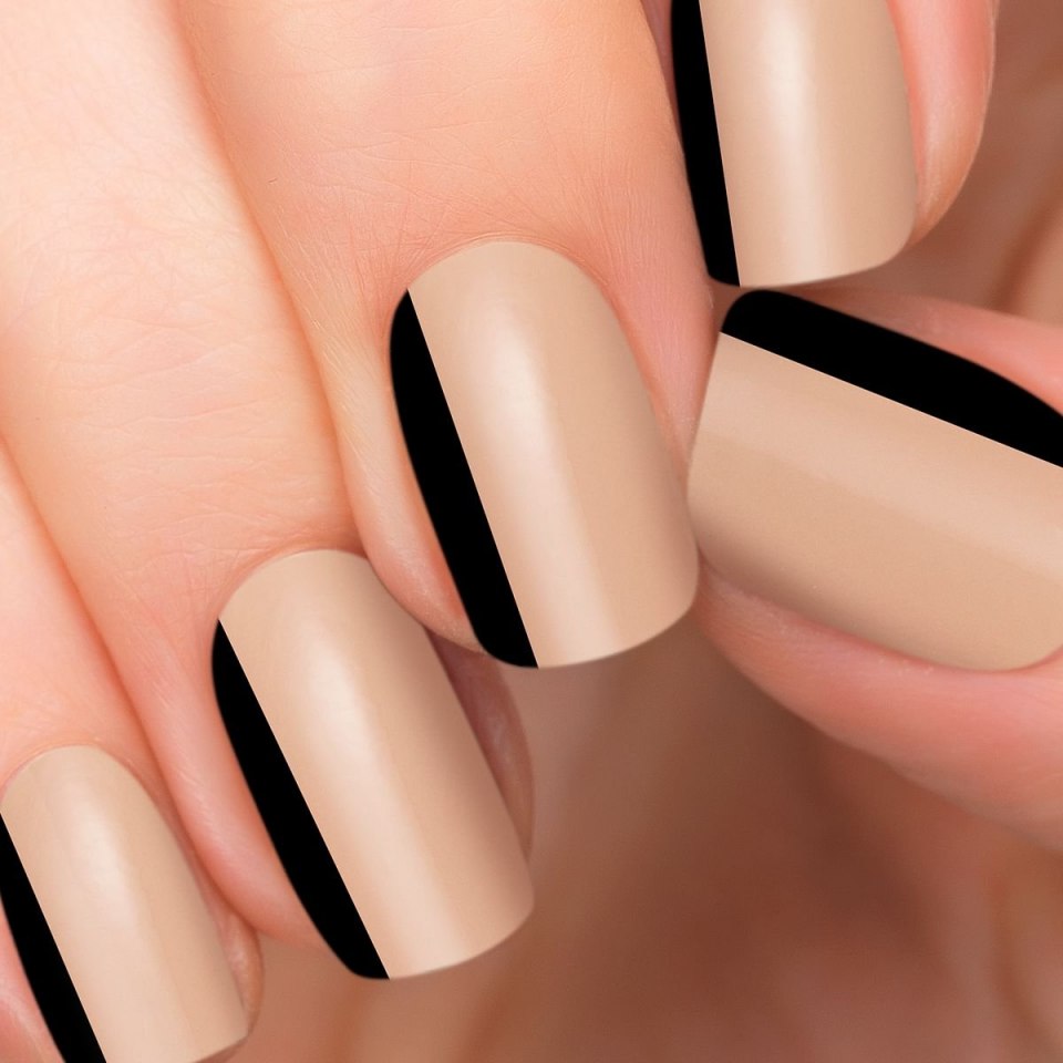 Бежевый маникюр с полосками