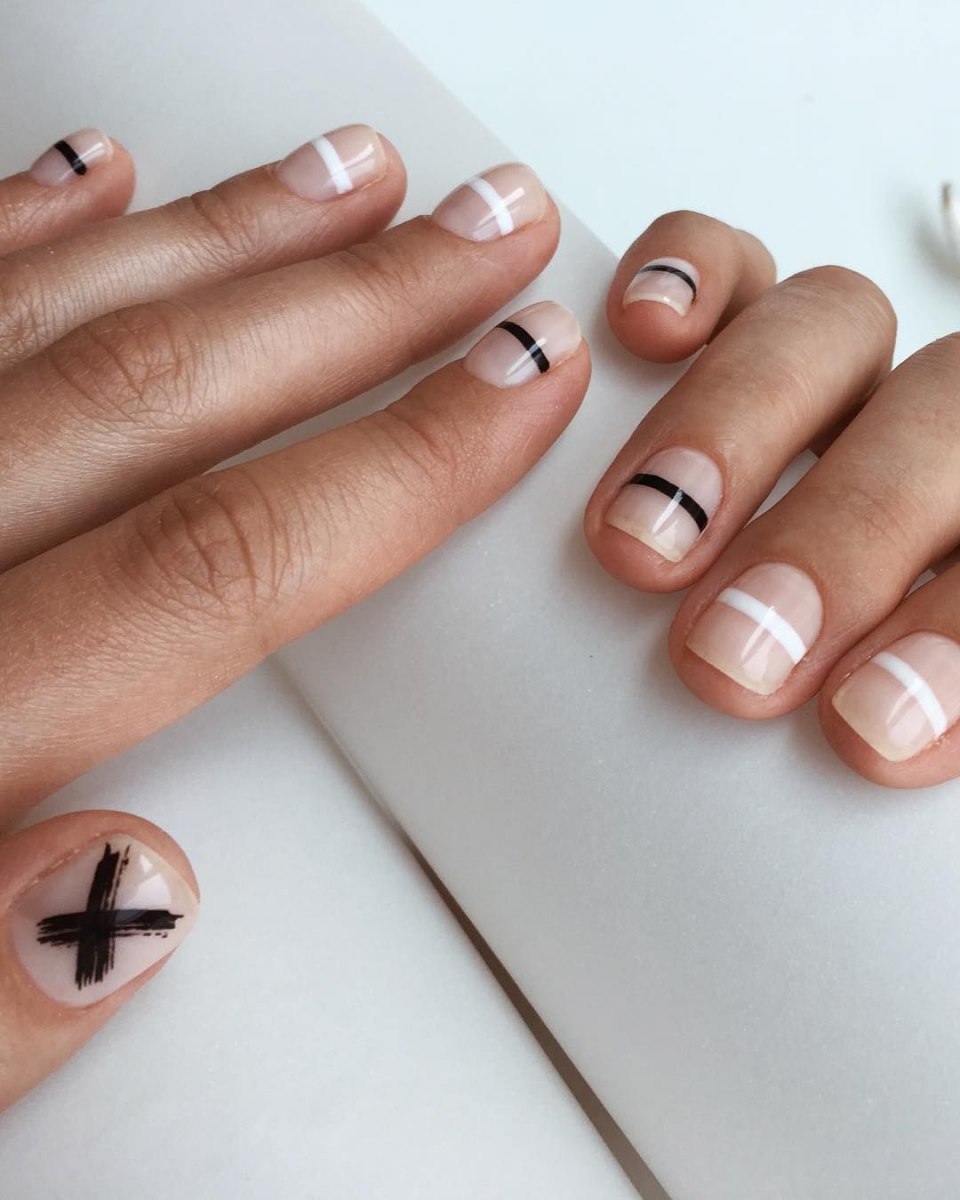 Бежевый маникюр с полосками