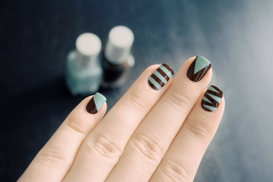 Маникюр на короткие ногти с треугольниками
