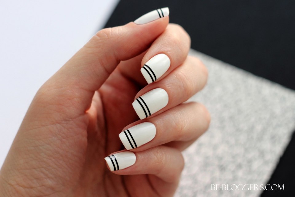 Белый маникюр с полосками