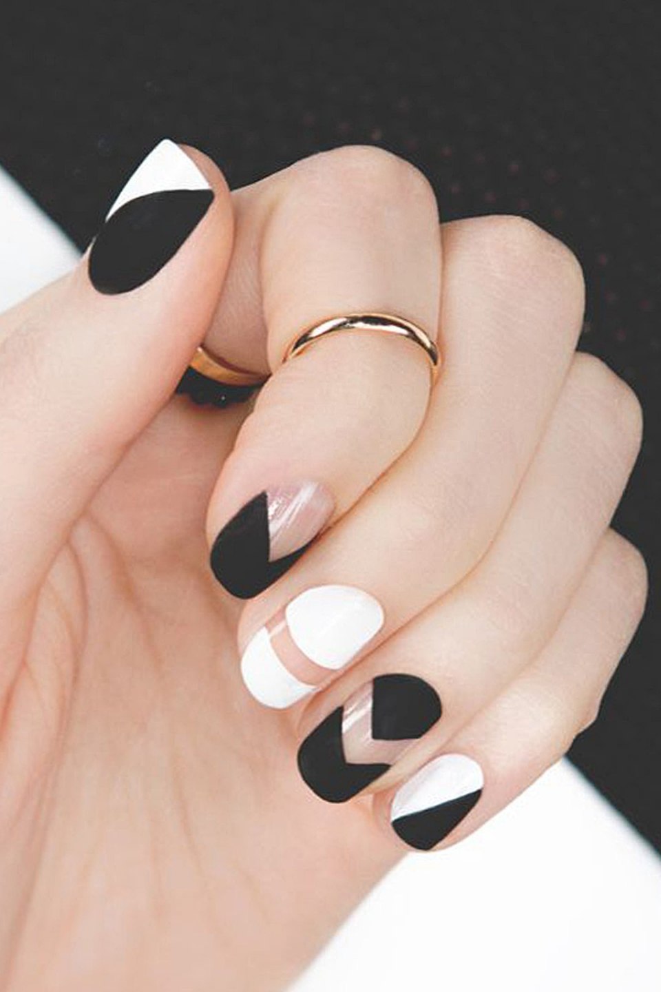 Черный геометрический маникюр