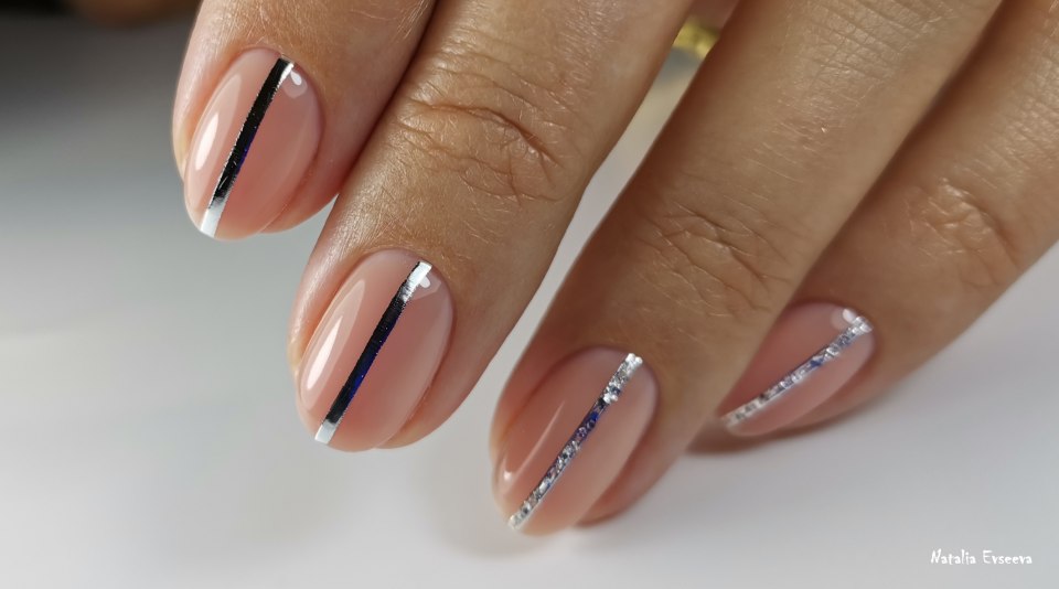 Маникюр нюд с полосками