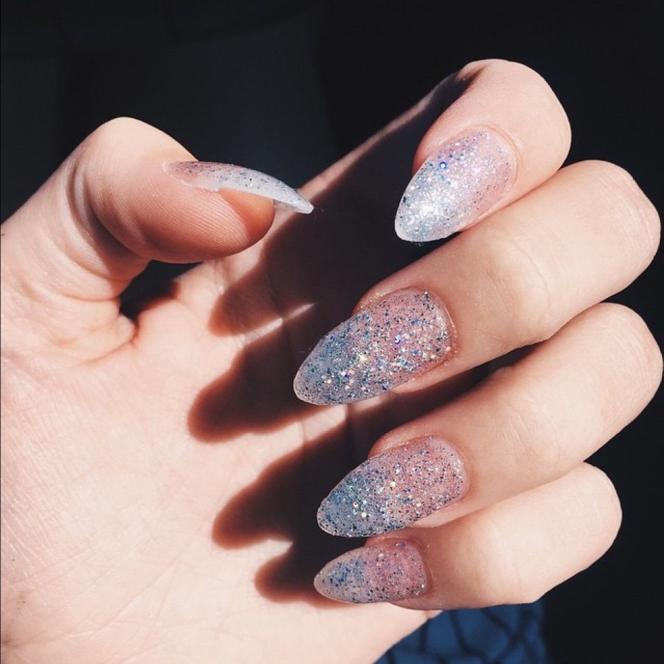 Ногти миндаль с блестками